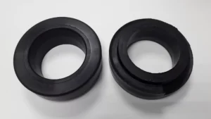 Комплект для увеличения дорожного просвета Вкладыши резиновые для задней оси автомобилей Hyundai: Santa Fe BM, CM, CR 2003-2012, DM 2012- IX55/Veracruz EX 2003-2012 KIA: Mohave HM 2008- Sorento XM 2009-2021 Carnival FL Ssang Yong: Action CJ 2005-2010, Action Sport QJ 2006-2016, G4 Rexton 2018-, Korando KJ 1996-2005, Kyron DJ 2005-2016, Musso FJ 1993-2005, Rexton Y2#0 2001-2017